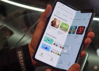 Samsung Might Soon Launch a $1,100 Version Of The Galaxy Fold
