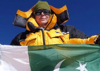Woman Carries Pakistan’s Flag to Earth’s Deepest Point