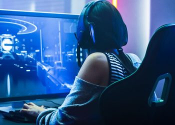 Chinese Boy, 15, is Paralysed In The Arm and Hand After Playing Computer Games 22 Hours a Day For a Month
