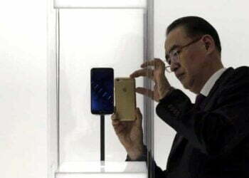 Samsung overtakes Apple in smartphone shipments as Xiaomi closes in