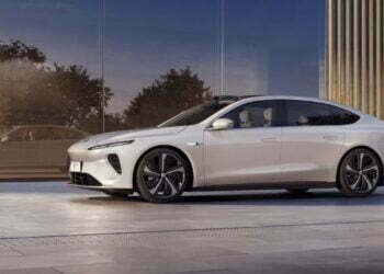 Huawei and Xiaomi are speeding up the development of EV by investing in a battery supplier