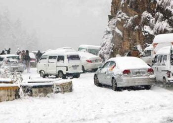Dozens of stranded tourists shiver to death due to heavy snowfall, the army deploys in Murree