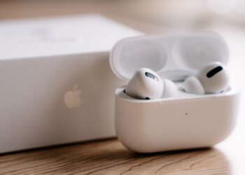 iPhones in the future may be able to charge accessories through their screens