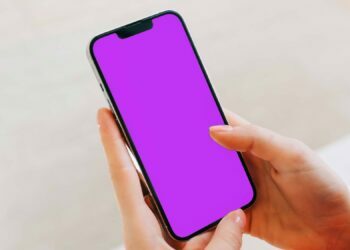iPhone 13 users have reported an annoyance with the pink screen