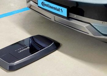 Robot that charges electric vehicles automatically
