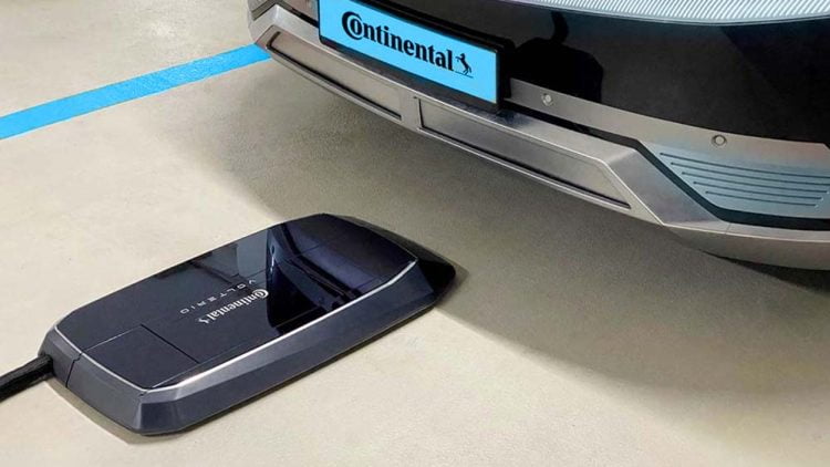 Robot that charges electric vehicles automatically