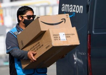 As online sales decline, Amazon declares a loss