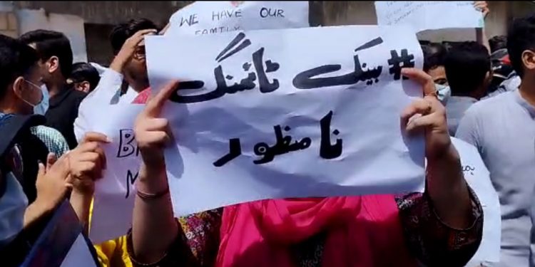 Bank employees protest outside SBP against new long office working hours