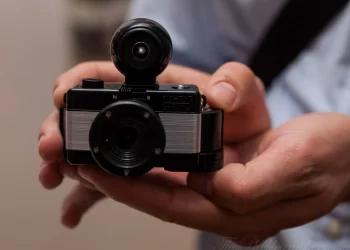 Scientists invent miniature wide-angle camera that may fit smartphones