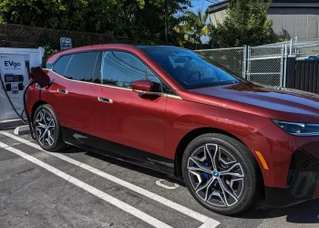 BMW IX Xdrive50: High-Tech beast with bling