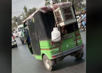 Rickshaw driver has a brilliant idea for cooling off
