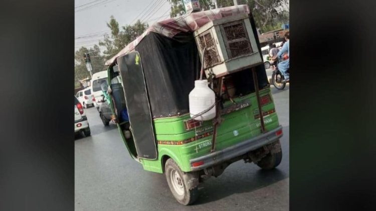 Rickshaw driver has a brilliant idea for cooling off