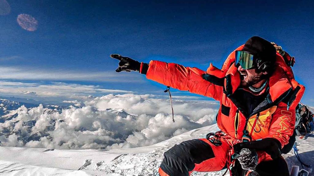 Shehroze Kashif climbs the world's third highest peak in honor of Pakistan Army martyrs