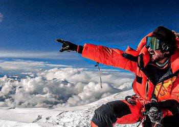 Shehroze Kashif climbs the world's third highest peak in honor of Pakistan Army martyrs