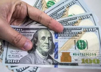 Due to oil payments, the rupee falls to an all-time low of Rs. 203