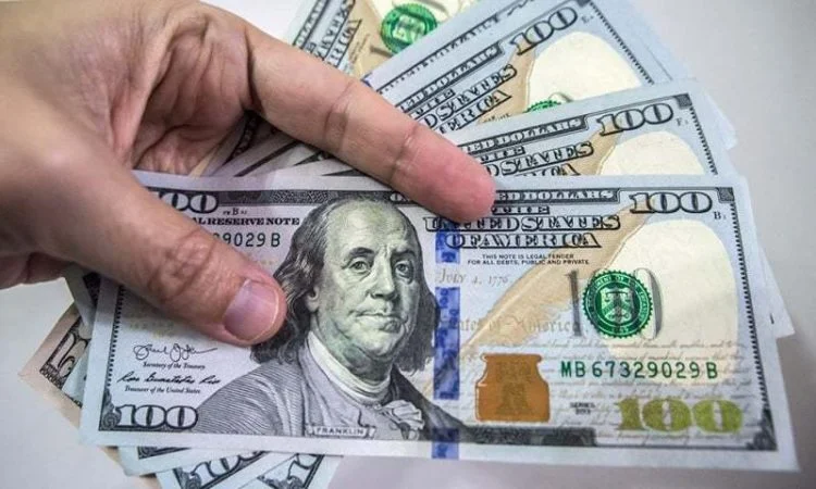 Due to oil payments, the rupee falls to an all-time low of Rs. 203