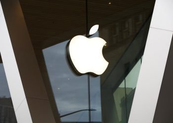 Workers at Apple store in US have voted to form the country's first union