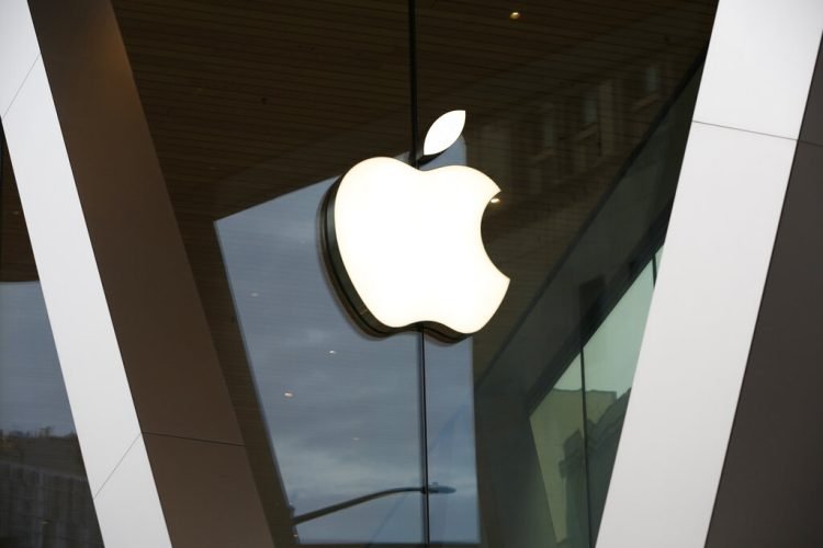 Workers at Apple store in US have voted to form the country's first union