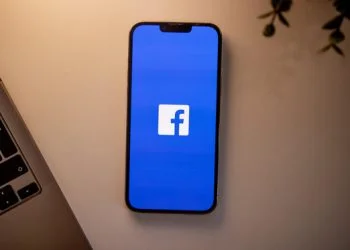 Facebook is experimenting to access several profiles from one account
