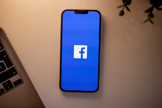 Facebook is experimenting to access several profiles from one account