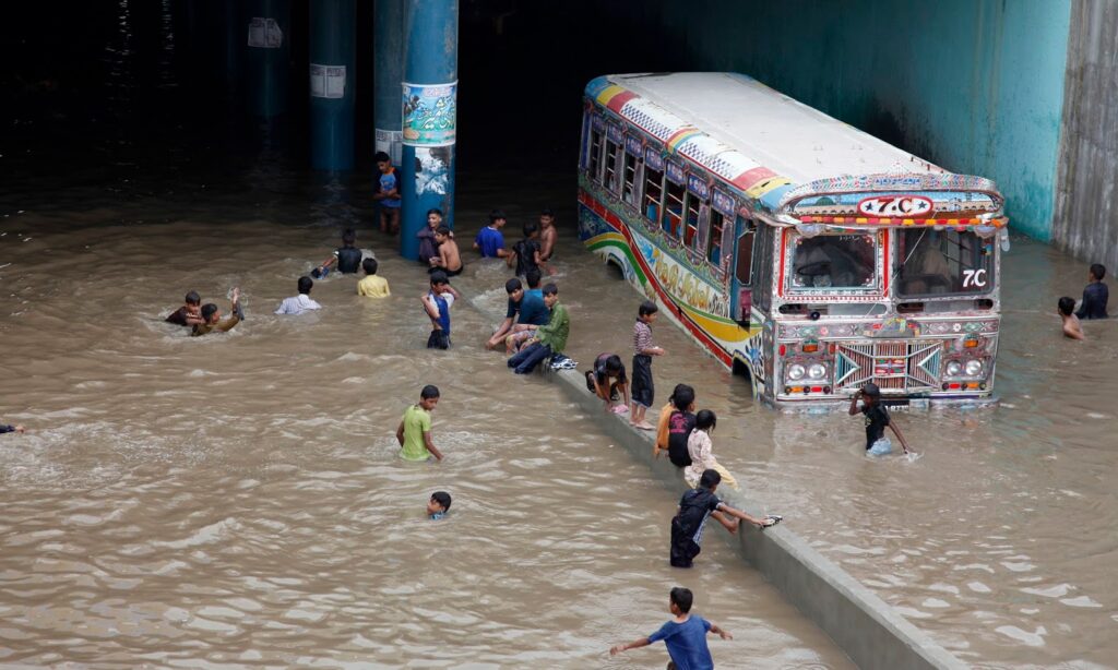 Due to heavy rains in Karachi, private schools to remain closed tomorrow