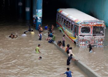 Due to heavy rains in Karachi, private schools to remain closed tomorrow