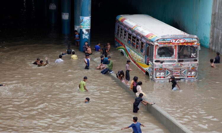 Due to heavy rains in Karachi, private schools to remain closed tomorrow