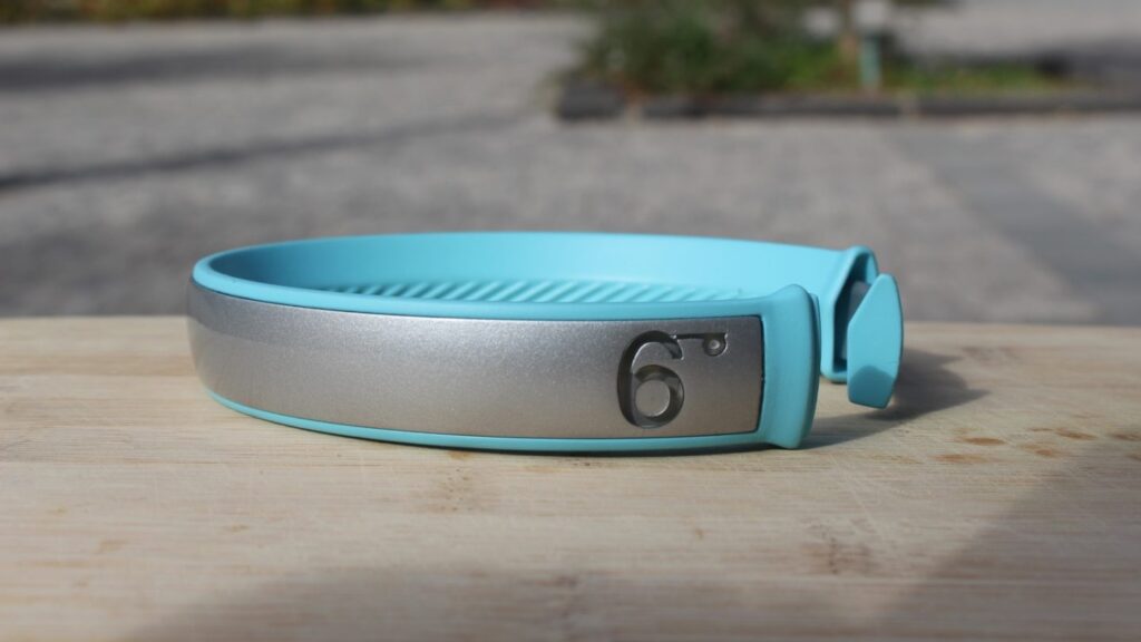 The wireless wristwatch allows you to use any smart device