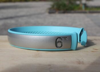 The wireless wristwatch allows you to use any smart device
