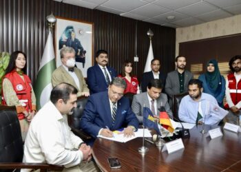 Metro donates essential food items worth Rs. 11 million to Pakistan Red Cresent society for flood affectees