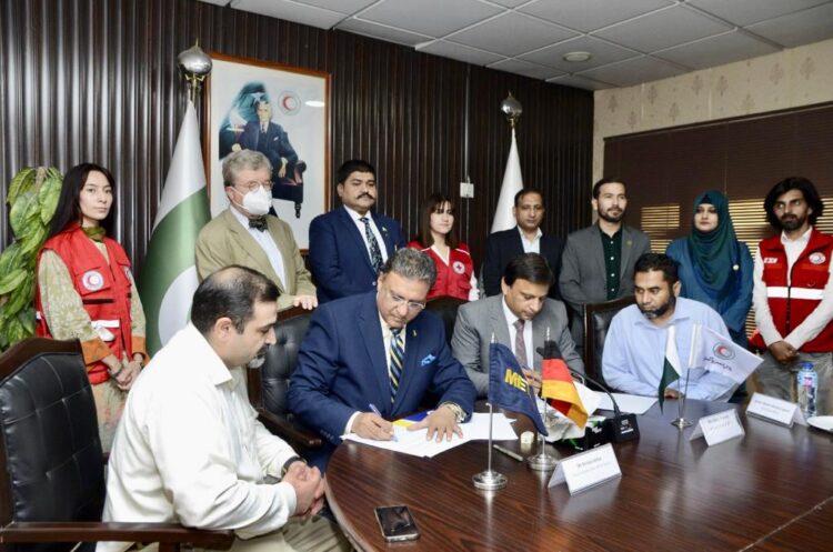 Metro donates essential food items worth Rs. 11 million to Pakistan Red Cresent society for flood affectees