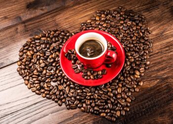 Study finds that coffee, especially ground and caffeinated coffee, reduces the risk of cardiac issues and early mortality
