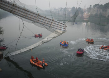 Bridge in India collapsed, 132 people died by drowning
