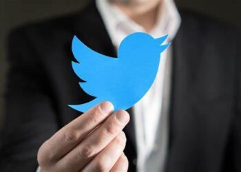 Google Pixel Team critiques Apple in a tweet sent from iPhone