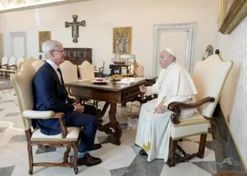 Pope Francis (a mobile phone critic) meets Apple CEO Tim Cook