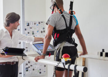 A new treatment allows paralyzed people to walk again