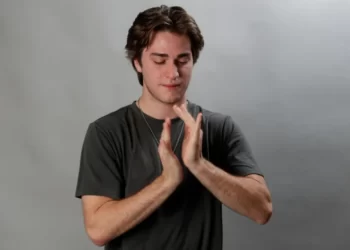 By clapping 1,140 times in a minute, a man breaks World Record