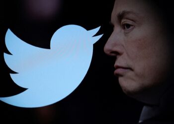 Following Elon Musk's ultimatum, Twitter staff begin to leave