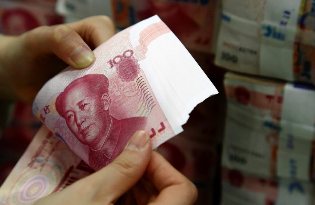 Pakistan and China sign a contract allowing for the use of the 'Yuan' in trade