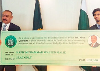 Health Minister awarded a doctor Rs. 200,000 for winning 29 gold medals in MBBS