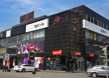 Lahore may outlaw vehicles and bicycles on MM Alam Road