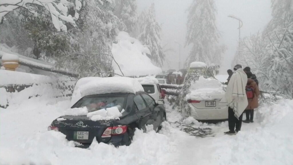 Numerous vehicles are stuck in tourist areas due to heavy snowfall