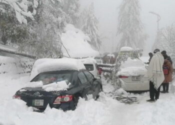 Numerous vehicles are stuck in tourist areas due to heavy snowfall