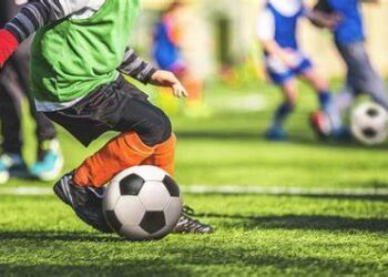 Playing football allegedly damages brain cells, research