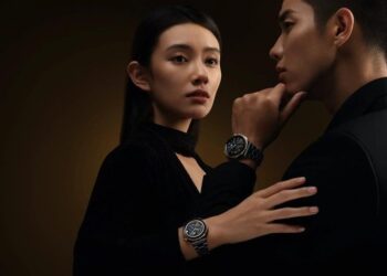 Your earbuds can be charged and stored on this Huawei smartwatch