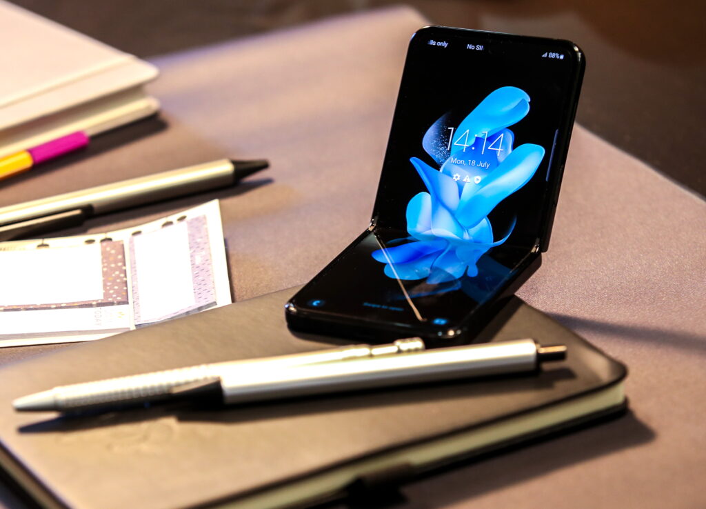 over-18-million-foldables-will-be-shipped-in-2023-a-44-growth