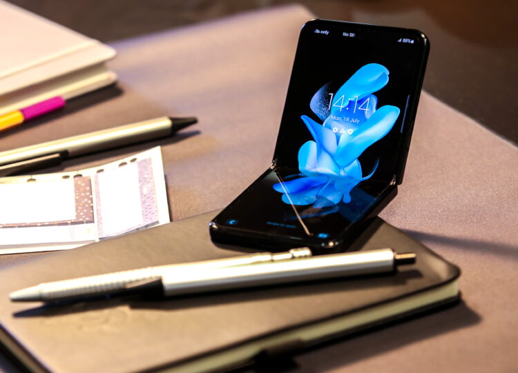 over-18-million-foldables-will-be-shipped-in-2023-a-44-growth