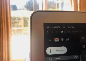 how-to-pause-your-email-inbox-at-work-properly
