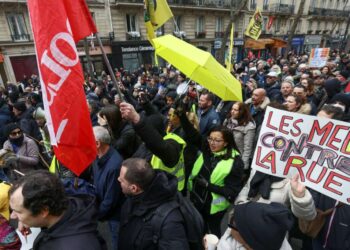 french-govts-push-to-pension-reforms-ignites-protests