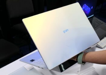 lgs-16-mm-thin-laptop-gram-has-color-changing-feature